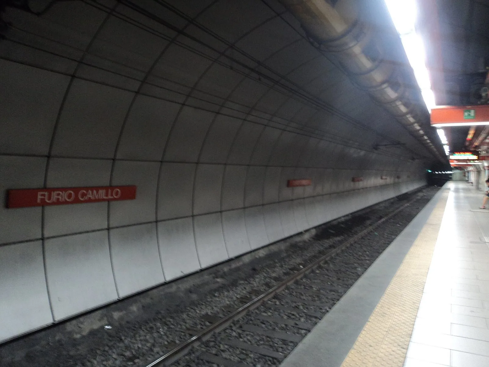 La banchina della stazione Furio Camillo della Metro A di Roma con il cartello rosso del nome sulla parete