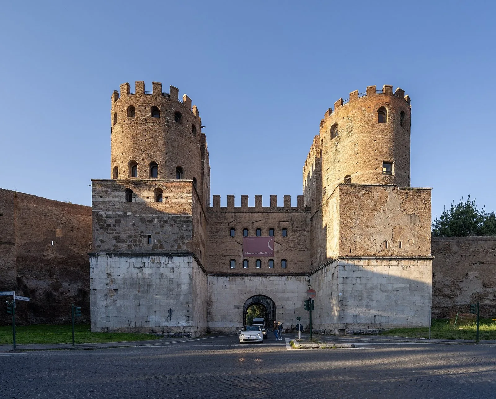 Porta San Sebastiano vista dall'esterno, con le due torri merlate e l'arco di accesso tra le Mura Aureliane