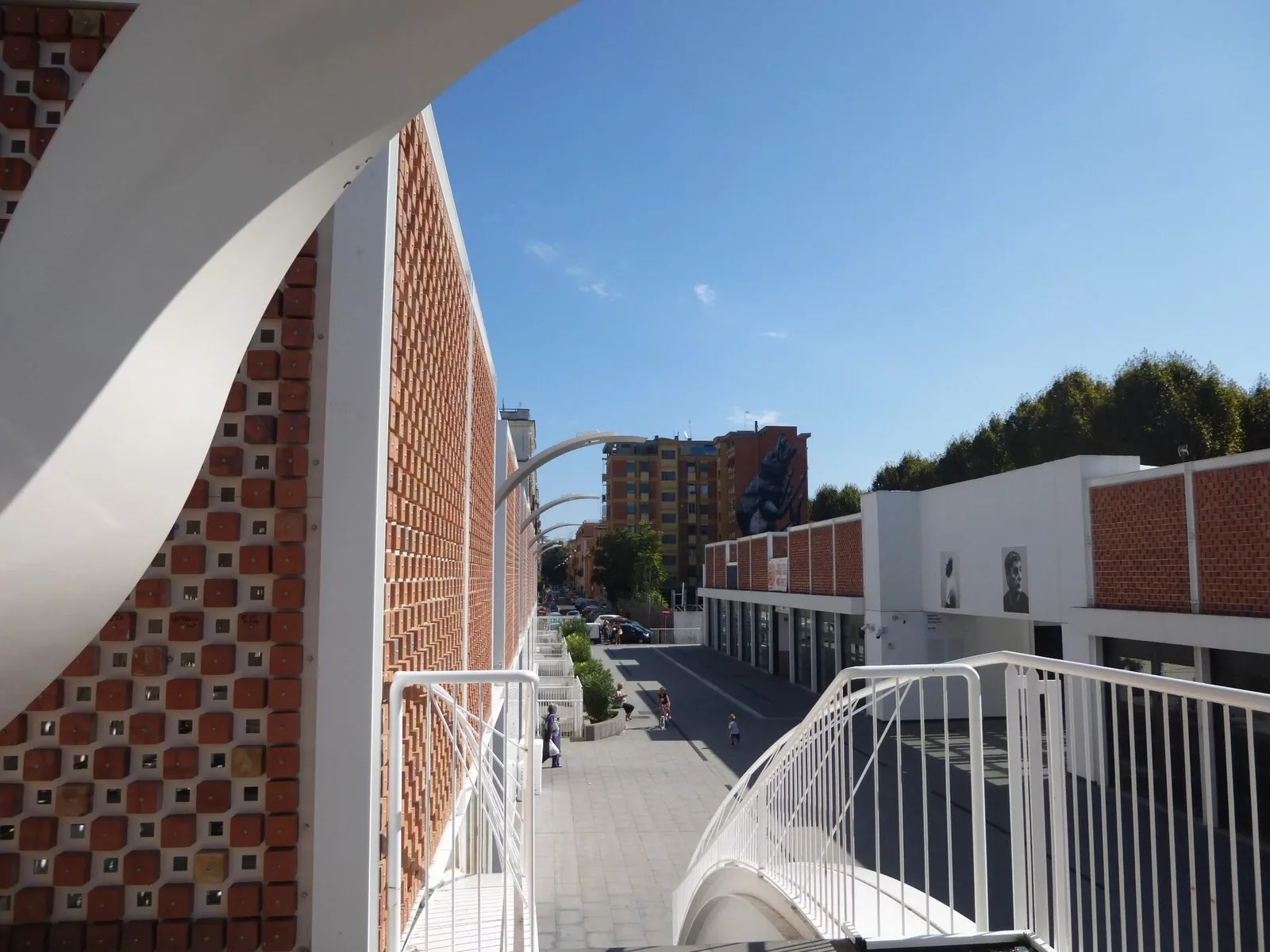 Il Nuovo Mercato di Testaccio visto dalla passerella, con le facciate in mattoni e la via pedonale