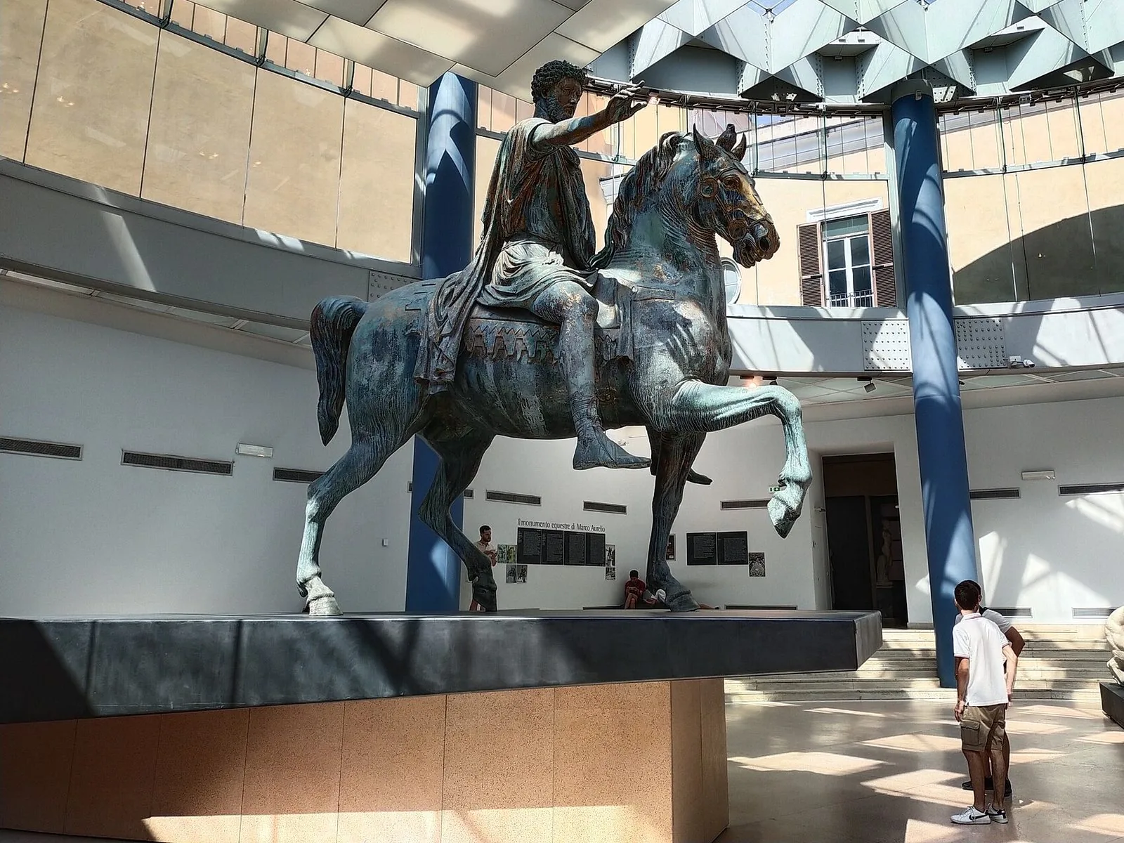 La statua equestre originale di Marco Aurelio nell'Esedra dei Musei Capitolini