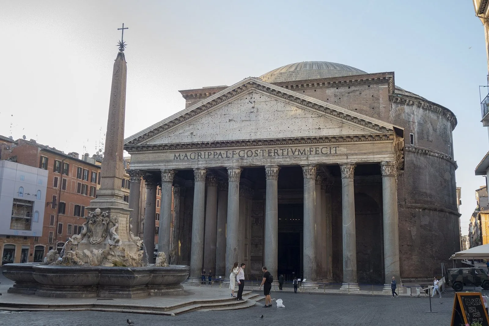 La facciata del Pantheon con il pronao a colonne e la fontana con l'obelisco in Piazza della Rotonda